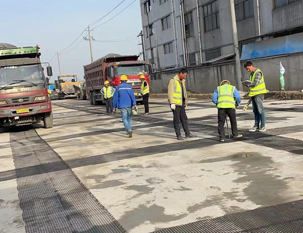 秀峰老材料的新故事：玻璃纤维土工格栅如何在‘白改黑’浪潮中重获新生？